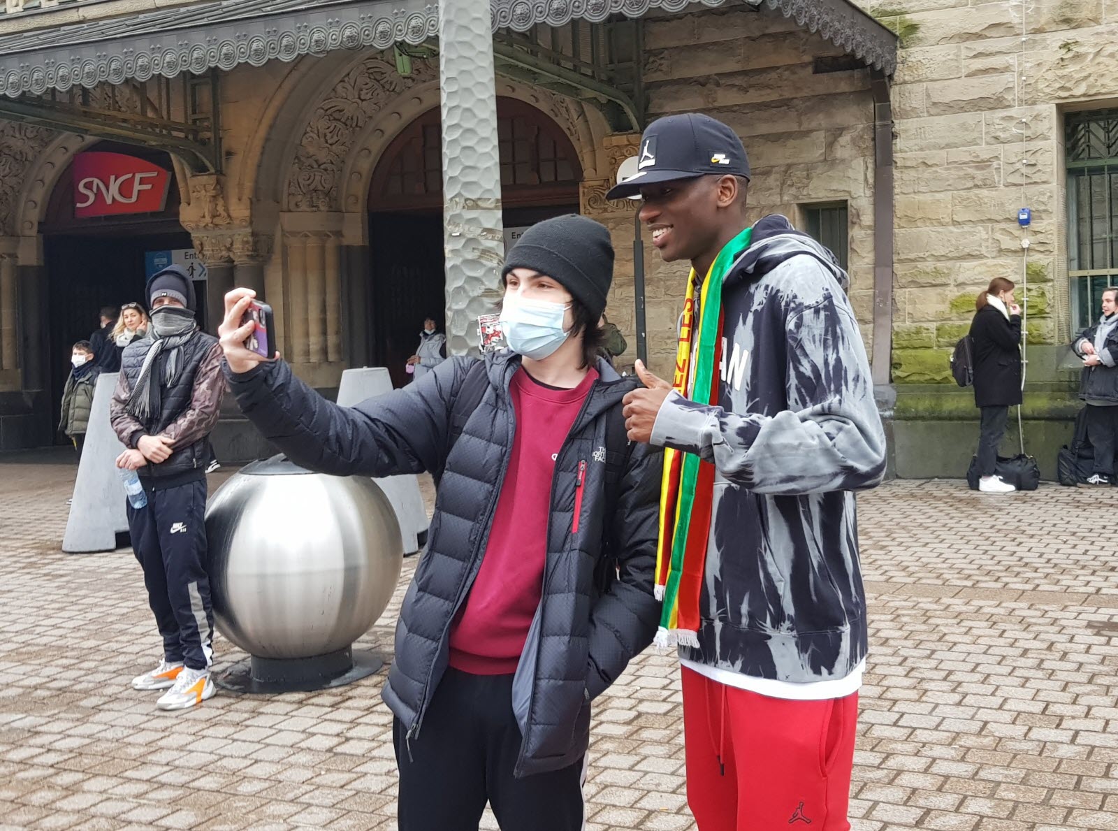 (10 Photos) Metz : Pape Matar Sarr accueilli en héros