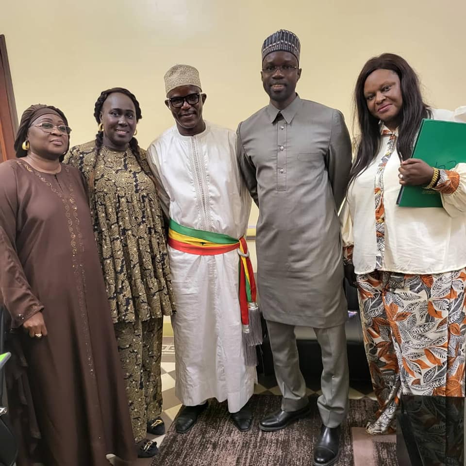 (Photos) Visite à la Mairie de Dakar: quand Sonko prend le fauteuil de Barth