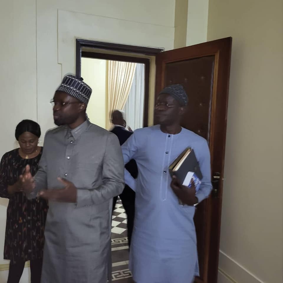 (Photos) Visite à la Mairie de Dakar: quand Sonko prend le fauteuil de Barth