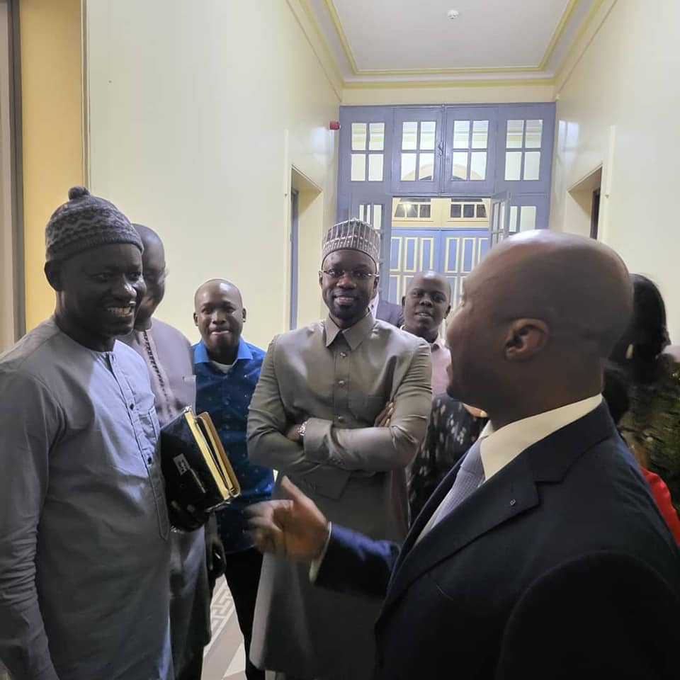 (Photos) Visite à la Mairie de Dakar: quand Sonko prend le fauteuil de Barth