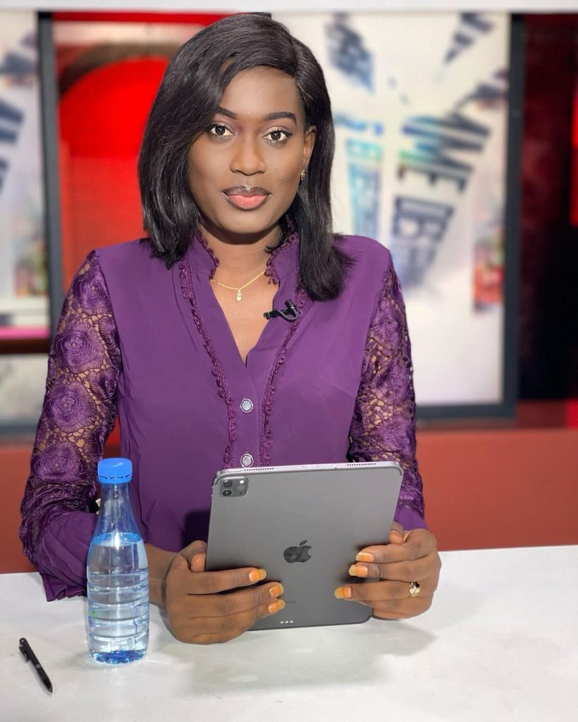 (20 PHOTOS): Astou Dione de la 2STV, une journaliste très classe et discrète