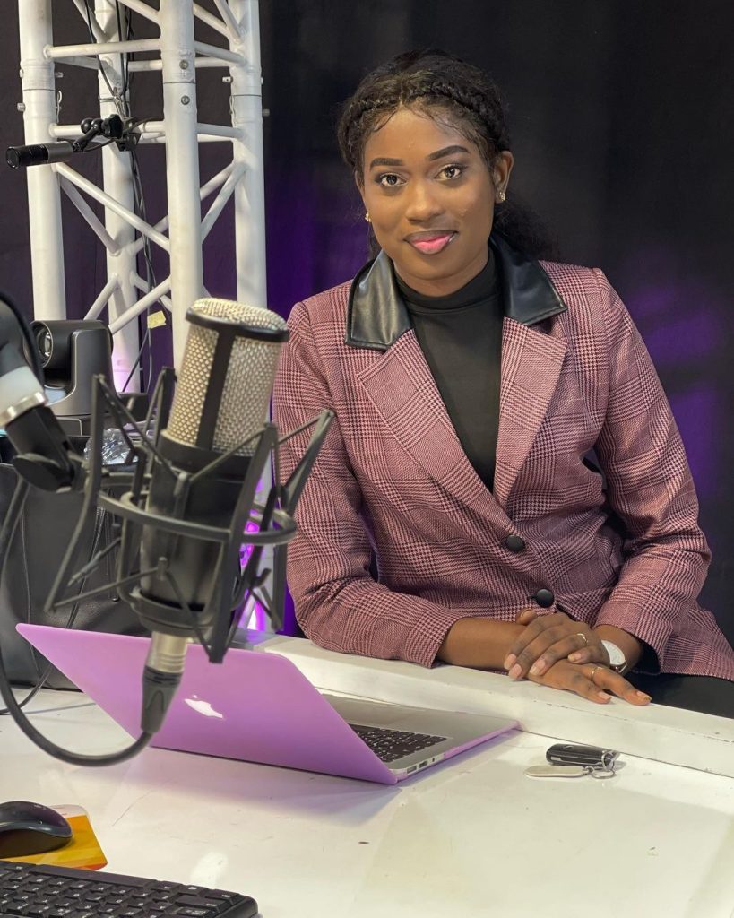(20 PHOTOS): Astou Dione de la 2STV, une journaliste très classe et discrète