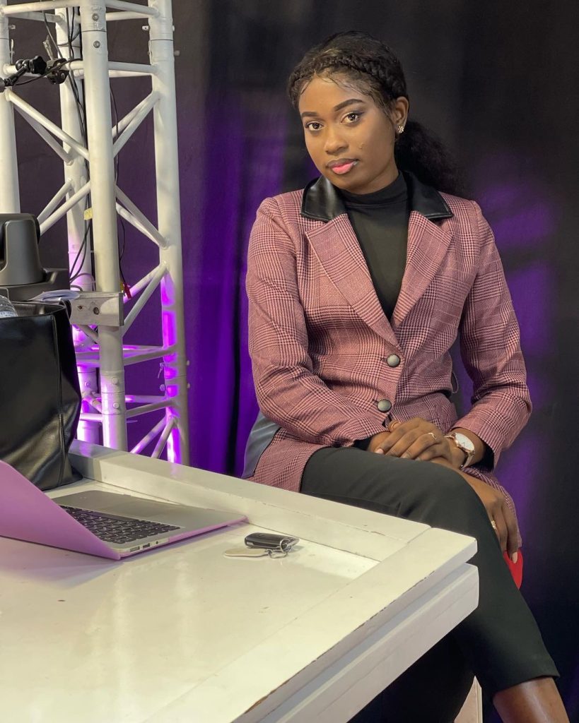 (20 PHOTOS): Astou Dione de la 2STV, une journaliste très classe et discrète