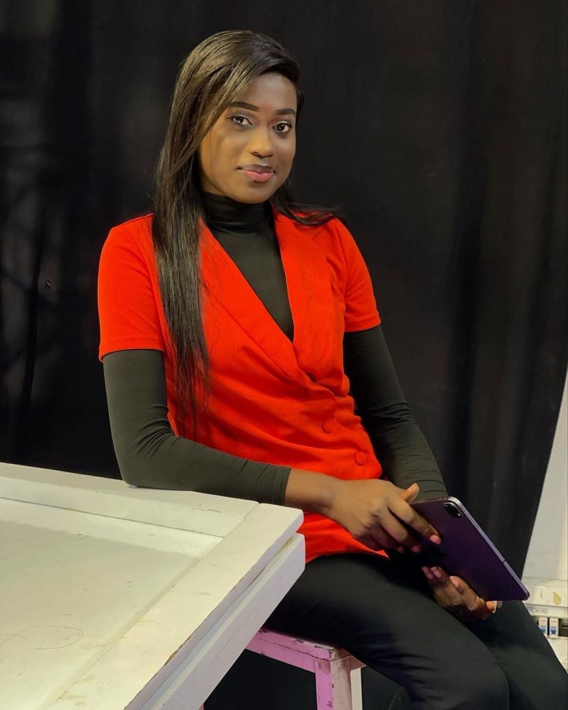 (20 PHOTOS): Astou Dione de la 2STV, une journaliste très classe et discrète