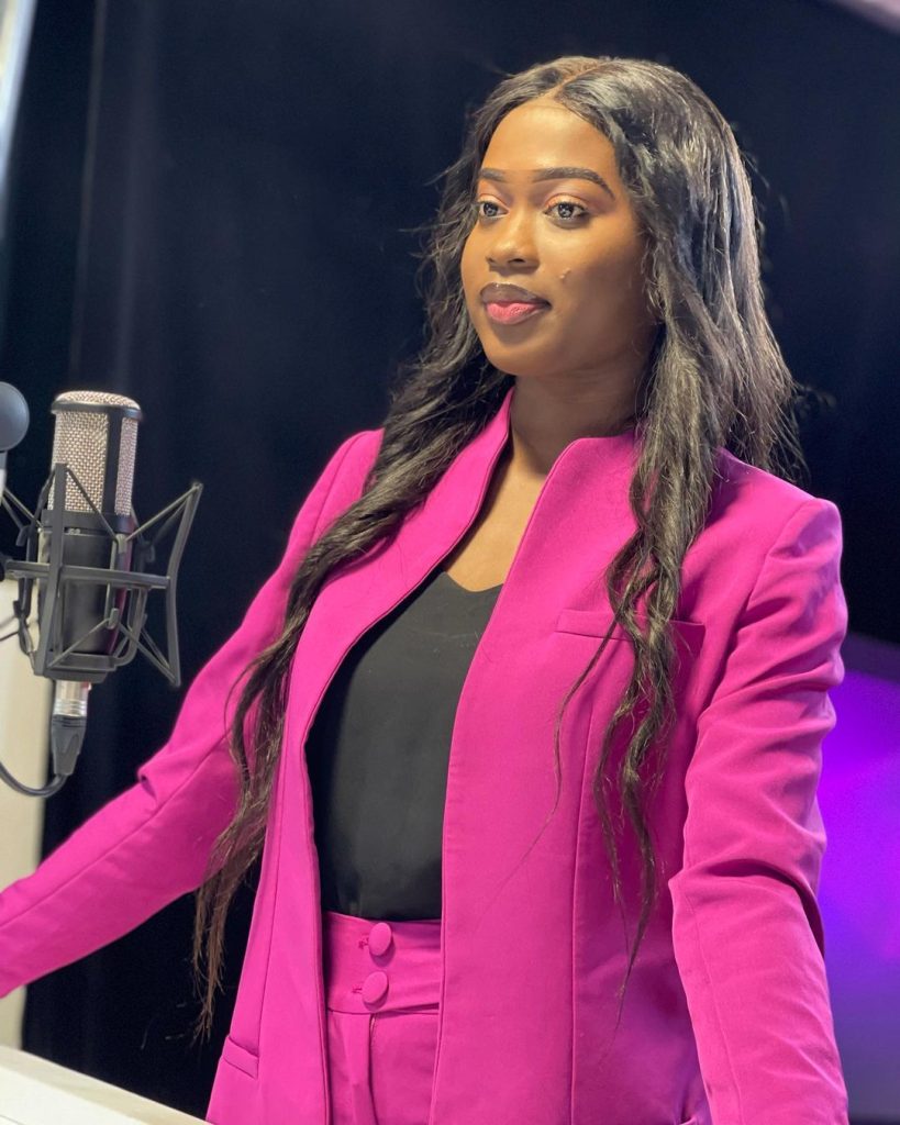 (20 PHOTOS): Astou Dione de la 2STV, une journaliste très classe et discrète