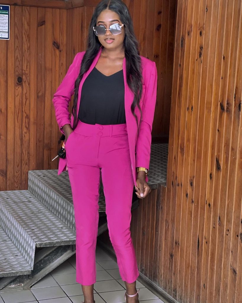 (20 PHOTOS): Astou Dione de la 2STV, une journaliste très classe et discrète