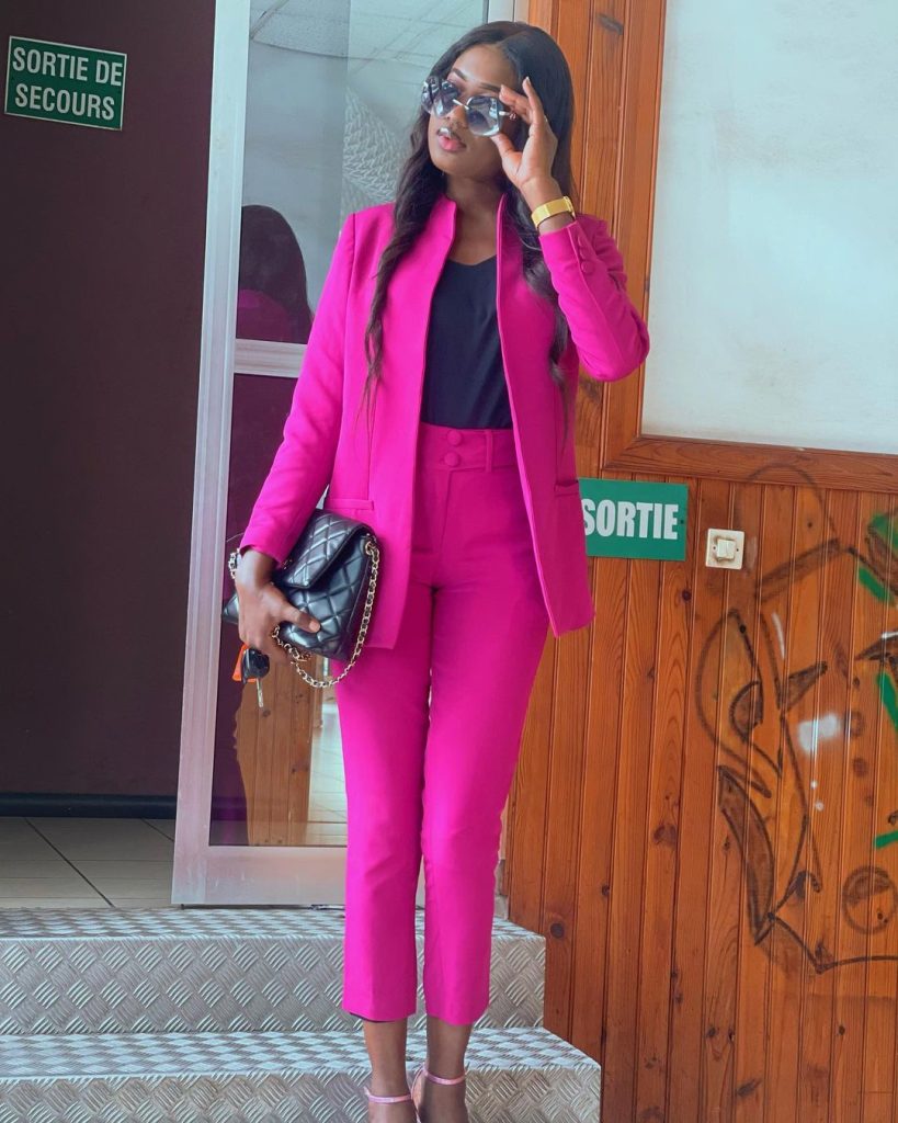 (20 PHOTOS): Astou Dione de la 2STV, une journaliste très classe et discrète