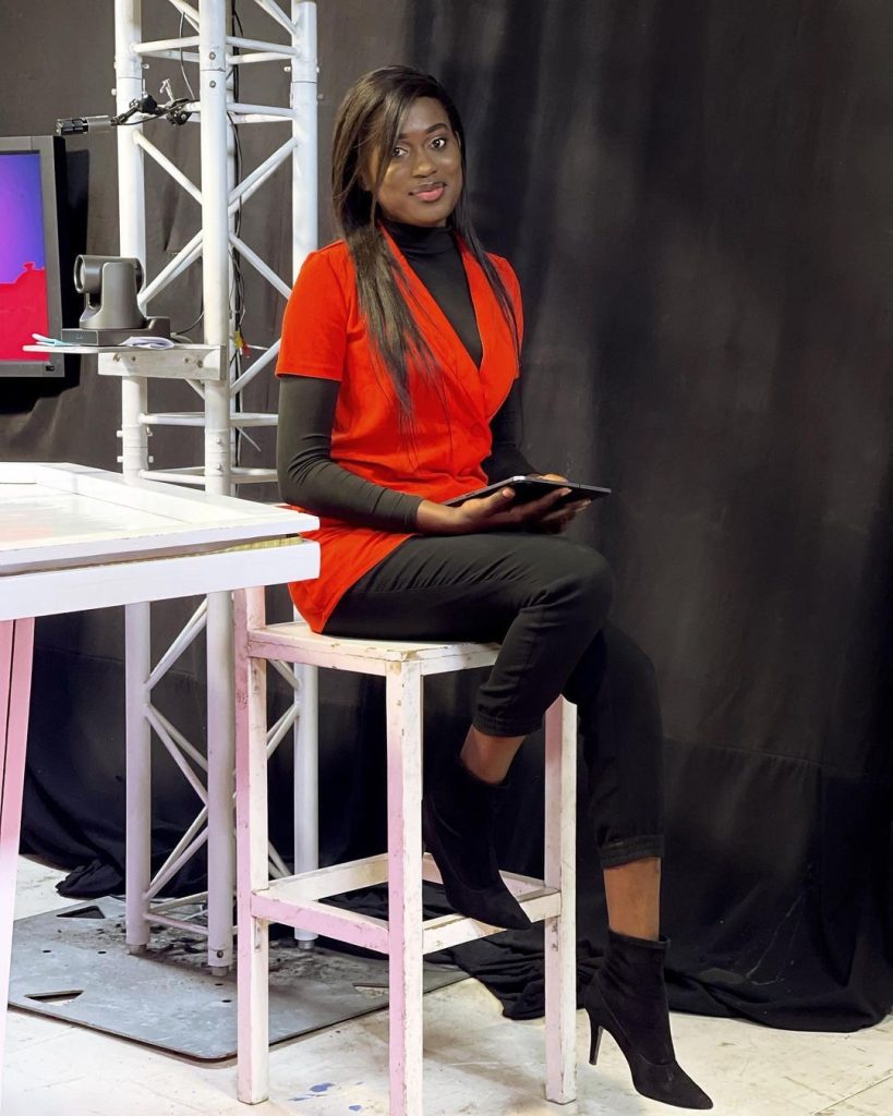 (20 PHOTOS): Astou Dione de la 2STV, une journaliste très classe et discrète