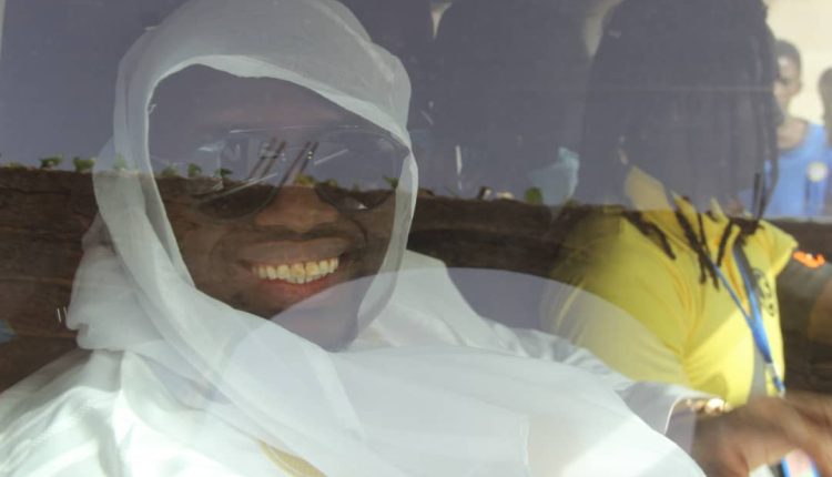 Arrêt sur image : Le fils ainé de Serigne Modou Kara en pleine communion avec les talibés