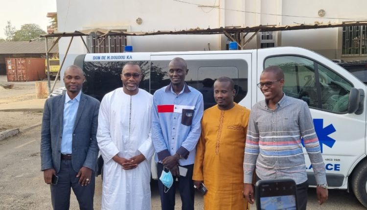 Accès aux soins : Doudou Ka offre une ambulance à la commune de Dabaly