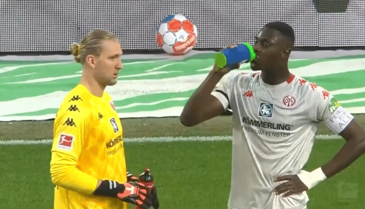 Bundesliga : Moussa Niakhate rompt son jeune en plein match