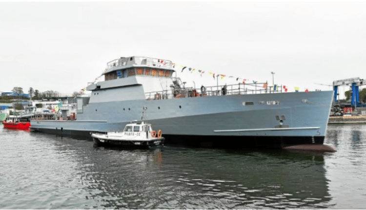 Port du Concarneau en France : Le premier des trois patrouilleurs commandés par le Sénégal, mis à l'eau