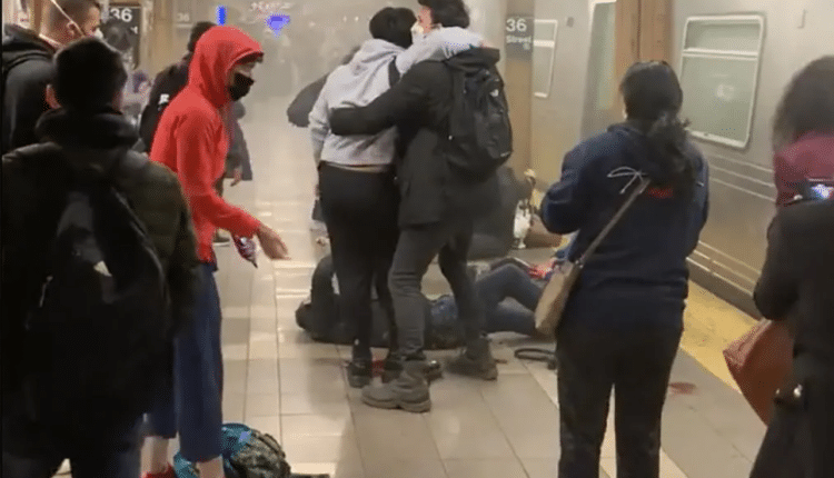 New-York : la police à la recherche d'un suspect présumé auteur d’une fusillade dans le métro