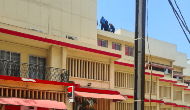 Avenue Roume : Une femme saute du haut de l'immeuble abritant la Sgbs