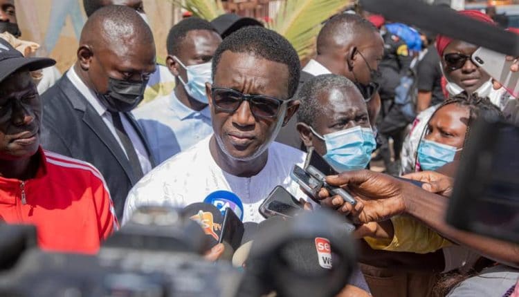 Législatives 2022 : Amadou Bâ remet 540 632 parrains à Mimi Touré