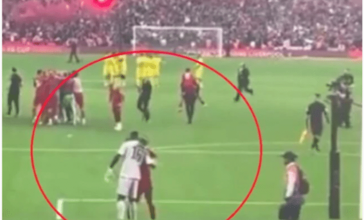 Geste émouvant: Sadio Mané oublie la célébration de la FA Cup et se dirige vers Edouard Mendy pour le consoler