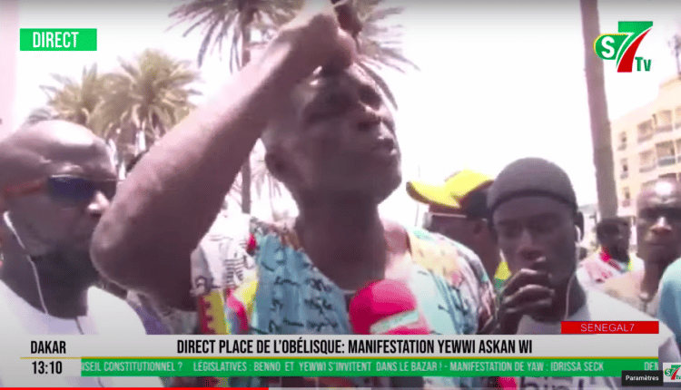 Rassemblement populaire à la Place de la Nation : Forte présence du 3e âge.