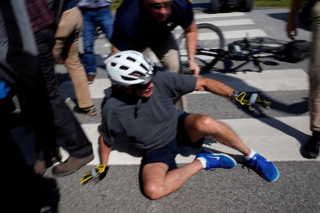 USA : Joe Biden tombe en voulant descendre de son vélo
