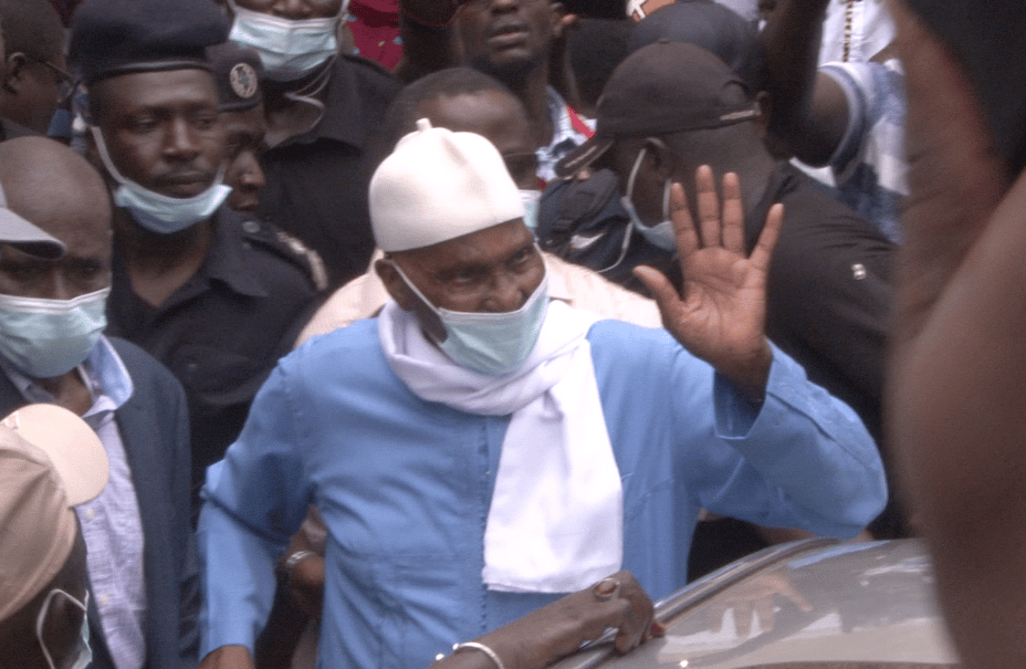 Vidéo - Le président Abdoulaye Wade effectue son vote et envoie un message fort à...