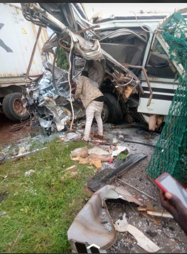 Trois morts dans une collision entre un bus d'une école de foot et un camion