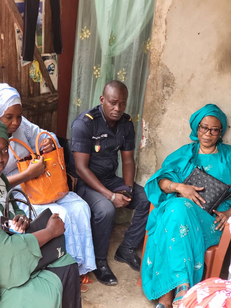 (Photos) Inondations: Le Ministre Ndeye Sali Diop Dieng apporte un appui aux familles endeuillées par les fortes pluies