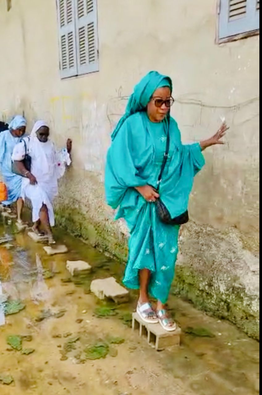 (Photos) Inondations: Le Ministre Ndeye Sali Diop Dieng apporte un appui aux familles endeuillées par les fortes pluies