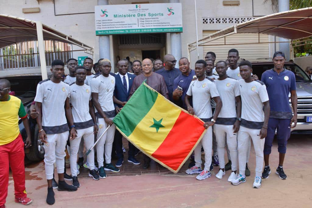 Champions d’Afrique au Mozambique : L’équipe nationale de Beach Soccer a reçu le drapeau national