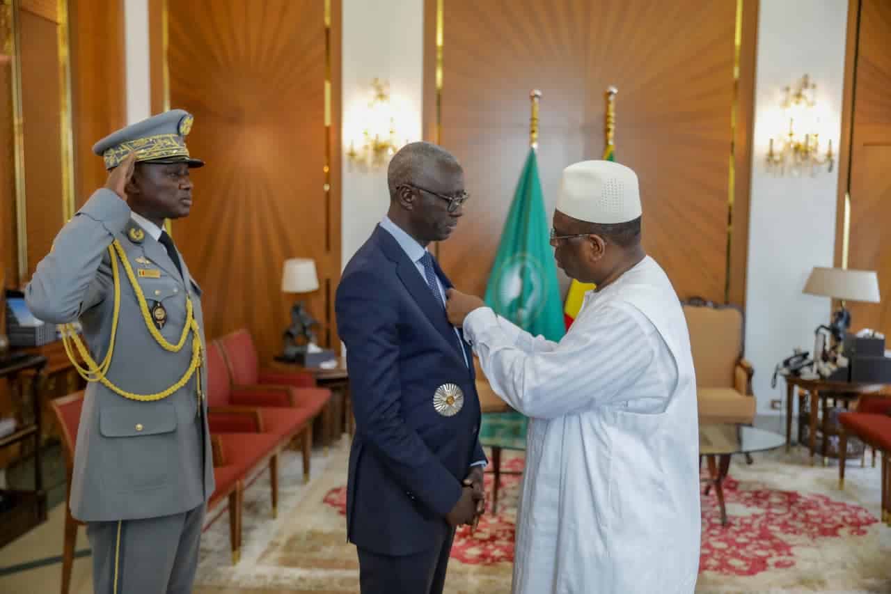 Décoration à titre Exceptionnel : Macky a remis l’insigne du Lion à Amadou Mame Diop