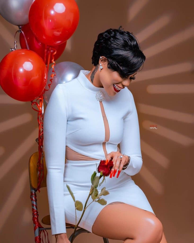 Anniversaire: Cuisses en l’air, Ngonish Caramel opte pour une robe courte et envoûte la toile (Photos