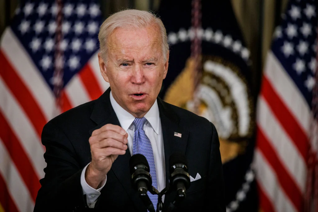 Etats-Unis : Le président Joe Biden menace les compagnies pétrolières et gazières...