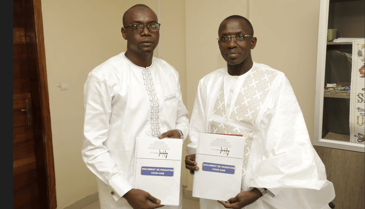 Vidéo-Université Amadou Mahtar MBOW : Maguette SENE (DG COUD) livre les clés du CROUS à Moussa Hamady SARR