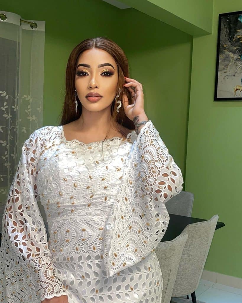 Adja Diallo gâte ses followers dans un look ultra sensuel (15 Photos)