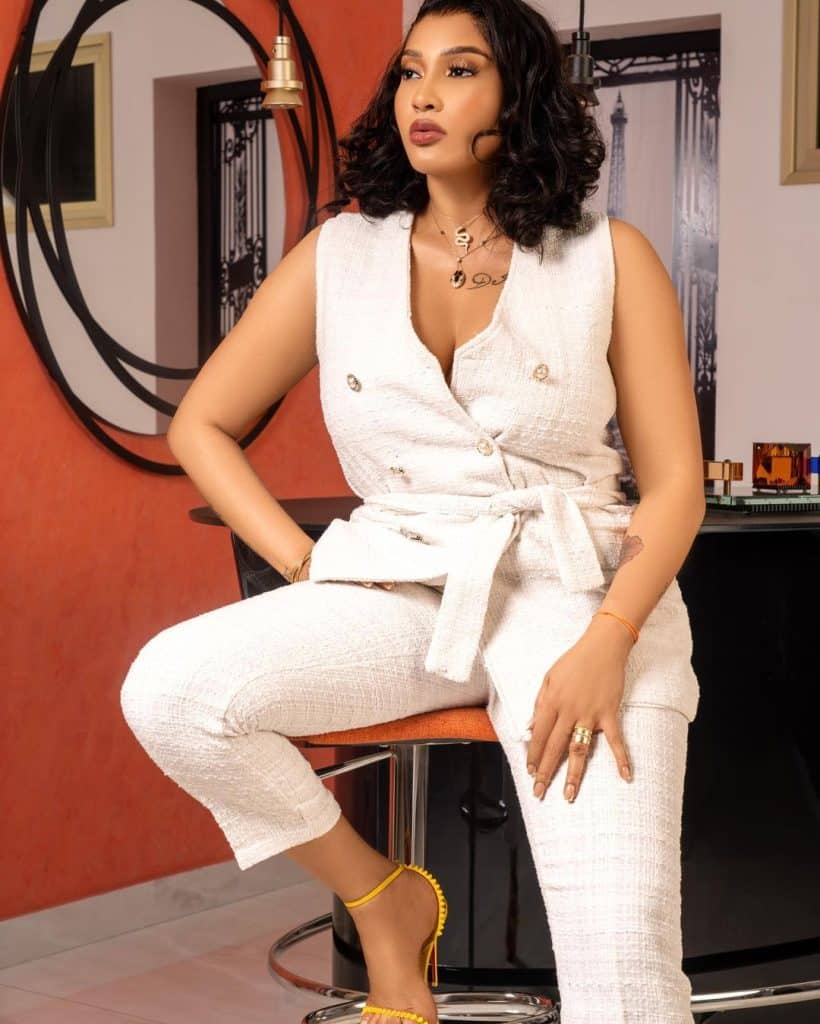 Adja Diallo gâte ses followers dans un look ultra sensuel (15 Photos)