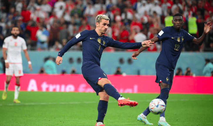 Antoine Griezmann au moment de marquer son but refusé, mercredi contre la Tunisie.