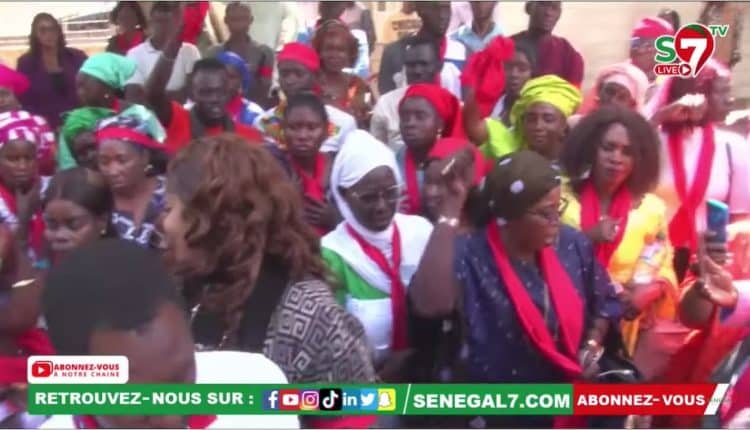 Vidéo-Agression de Ami Ndiaye : Des femment de Kaffrine manifestent devant l'Assemblée nationale et réclament justice