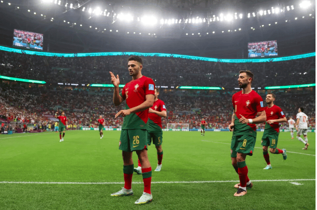 Des joueurs portugais célébrant leur qualification en quarts de finale du mondial face à la Suisse