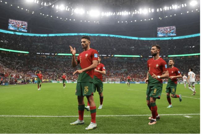 Des joueurs portugais célébrant leur qualification en quarts de finale du mondial face à la Suisse