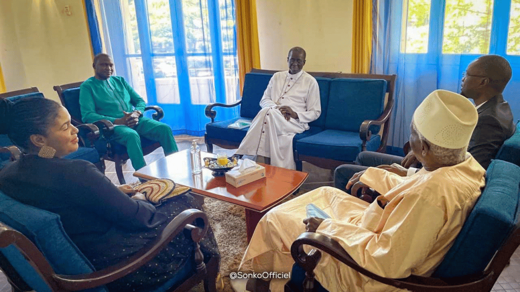 (Photos) Ousmane Sonko chez Monseigneur Benjamin Ndiaye à quelques heures de son face à face avec Adji Sarr