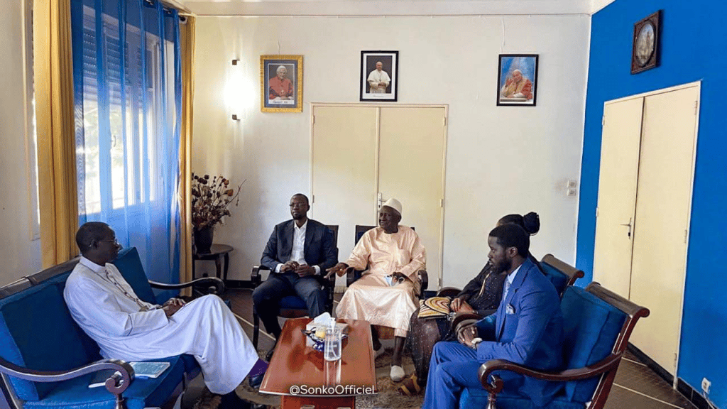 (Photos) Ousmane Sonko chez Monseigneur Benjamin Ndiaye à quelques heures de son face à face avec Adji Sarr