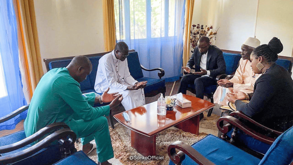 (Photos) Ousmane Sonko chez Monseigneur Benjamin Ndiaye à quelques heures de son face à face avec Adji Sarr