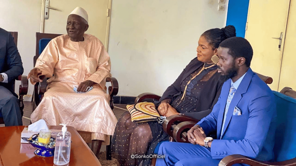 (Photos) Ousmane Sonko chez Monseigneur Benjamin Ndiaye à quelques heures de son face à face avec Adji Sarr