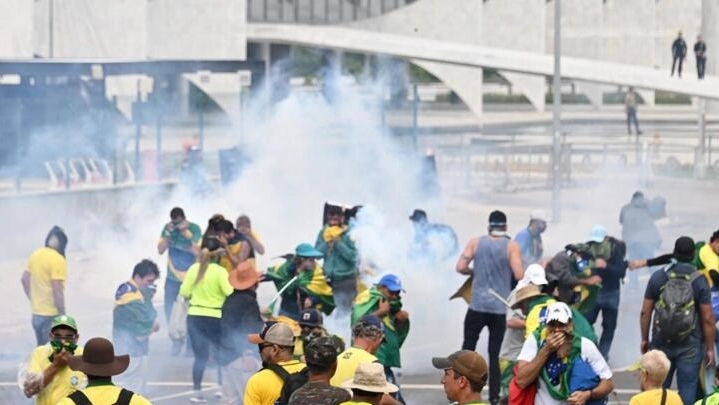 Brésil: Des partisans de Bolsonaro envahissent le Congrès, le palais présidentiel et la Cour suprême