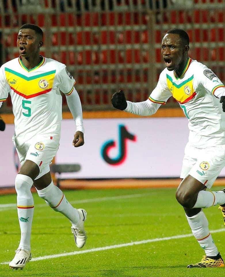 Mi temps : Le Sénégal mène 1 but à 0 .