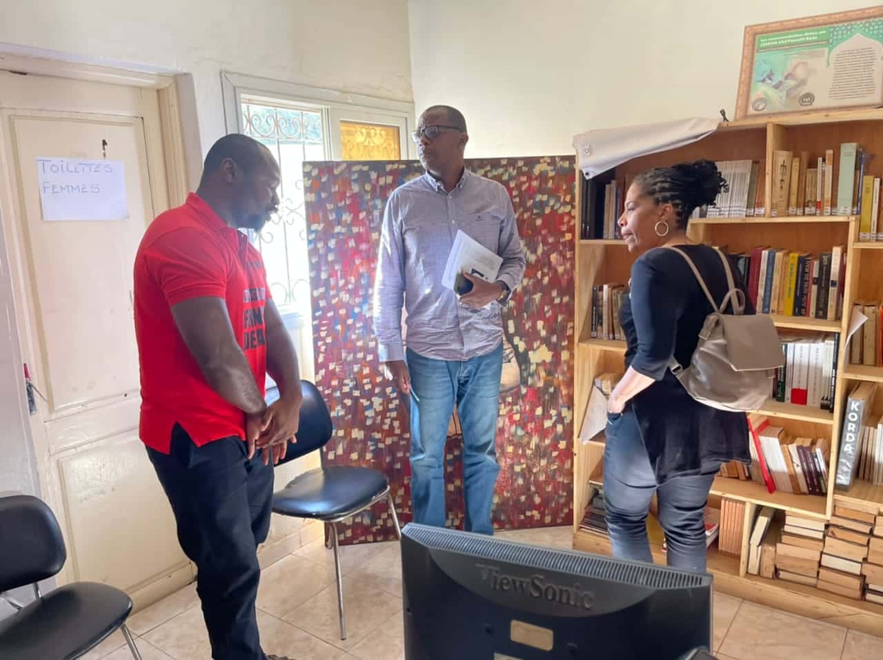 Arrêt sur images : Guy M. Sagna et Nathalie Yamb se retrouvent à Dakar et font un tour à leur mur (Photos)