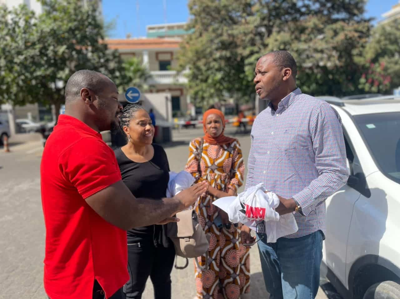 Arrêt sur images : Guy M. Sagna et Nathalie Yamb se retrouvent à Dakar et font un tour à leur mur (Photos)