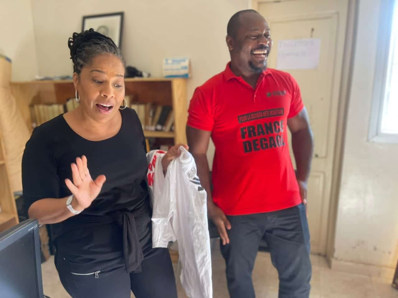 Arrêt sur images : Guy M. Sagna et Nathalie Yamb se retrouvent à Dakar et font un tour à leur mur (Photos)