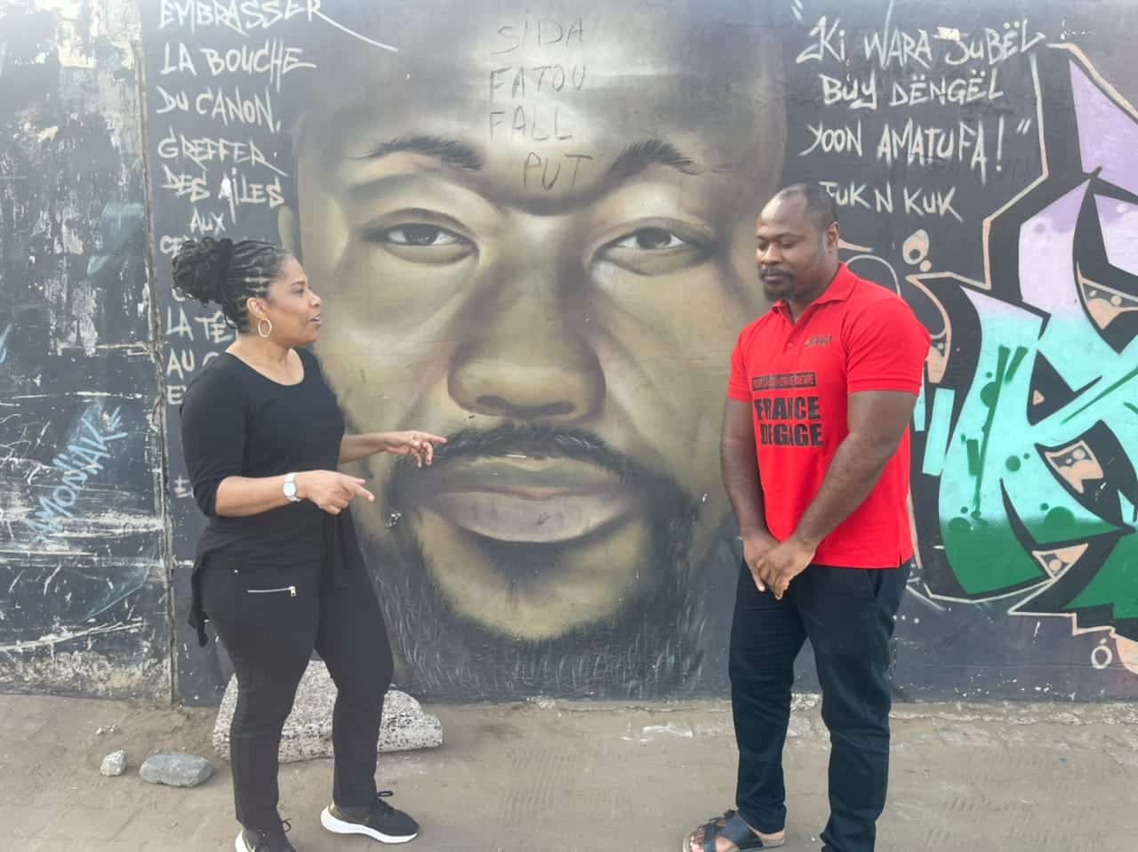 Arrêt sur images : Guy M. Sagna et Nathalie Yamb se retrouvent à Dakar et font un tour à leur mur (Photos)