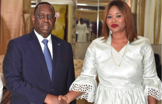 Madame Fatoumata Niang BA, Présidente du Conseil de Surveillance de l’Agence Sénégalaise pour la promotion des Exportations au Ministère du Commerce, de la Consommation et des Petites et Moyennes et Entreprises et le président Macky Sall se donnant une poignée de main