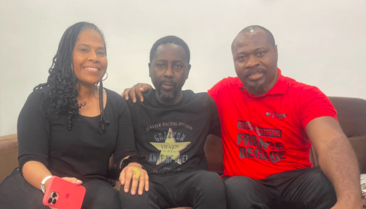 Quelques jours après sa sortie de prison le journaliste Pape Alé Niang a fait sa première apparition. C'est à l'occasion d'une visite du député Guy Marius Sagna en compagnie de l'activiste Nathalie Yamb.