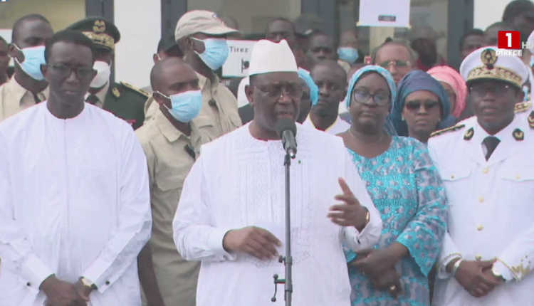 Le président Macky Sall et des membres du Gouvernement dont le chef, Amadou Ba au chevet des blessés du tragique accident survenu à Kaffrine.